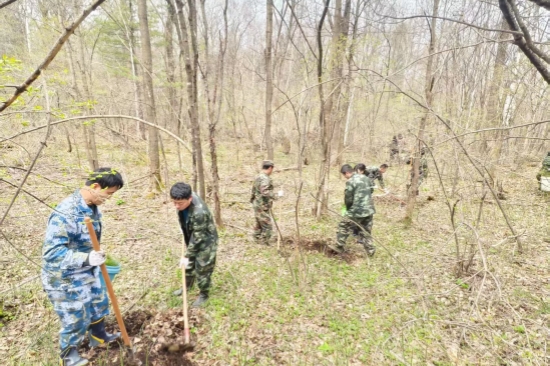 營(yíng)林處：黨旗引領(lǐng)添新綠 植樹(shù)造林踐初心（3）.jpg
