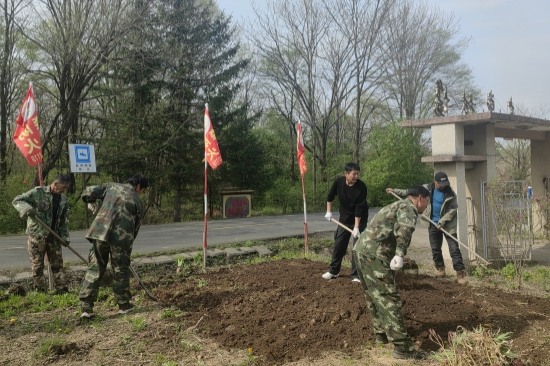 大東林場(chǎng)開(kāi)展“共建綠色家園”環(huán)境美化行動(dòng)（2）.jpg