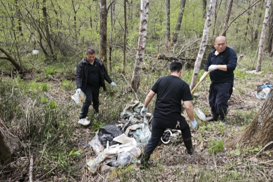 撫安林場開展公路環(huán)境清理主題黨日活動（1）.jpg