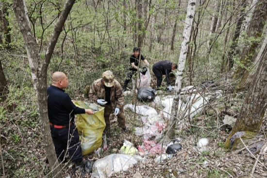 撫安林場開展公路環(huán)境清理主題黨日活動（3）.jpg