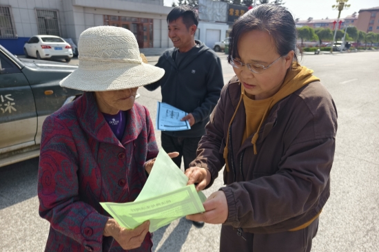 “典”亮綠色林海  法治護(hù)航生態(tài)營(yíng)林處多措并舉開(kāi)展民法典宣傳活動(dòng)（4）.jpg