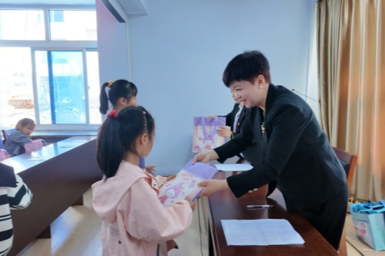 法護(hù)成長 愛暖童心 泉林公司開展職工子女“六一”兒童節(jié)普法宣傳活動（1）.jpg