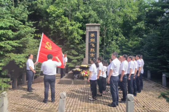 傳承紅色基因 筑牢紀律防線 大川林場與物資公司黨支部聯(lián)合開展慶“七一”主題教育活動（3）.jpg