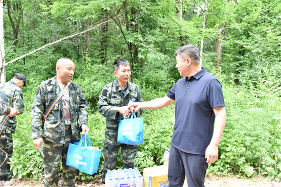 情滿夏日 泉林公司開展“工會送清涼 防暑保安康”慰問一線員工活動（2）.jpg